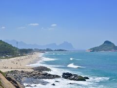 【リオデジャネイロの美しい海岸、Barra da Tijuca】

タクシーをチャーターして、バーハー（ダ・チジュッカ）の更に西にどんどん進んでみます。