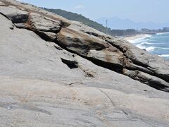 【リオデジャネイロの美しい海岸、Barra da Tijuca】

なんか、滑り落ちそうで怖いですが、タクシーの運転手が、どんどん進んで行き、こっちこっち～と手招きしています。

素敵な海水浴場があるそーです。「海のプール」とか言っています。