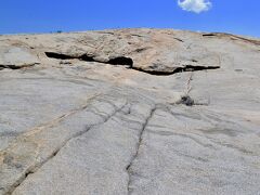 【リオデジャネイロの美しい海岸、Barra da Tijuca】

うへぇ.....でかい岩の上を歩かされます.........奇岩で有名なリオデジャネイロ、ユネスコの文化遺産にも指定されているこの街は、まさに火山で隆起した「溶岩・岩石」の上に造られています。