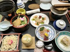 ホテルへチェックイン後、お夕食。
讃岐うどんに炊き込みご飯、かなりのボリュームでした。

その後、ゆっくり温泉に入って今日の疲れを癒しました。
この旅館も屋上に露天風呂がありました。
お湯は良かったですが、施設が古いせいか少し怖かったです……