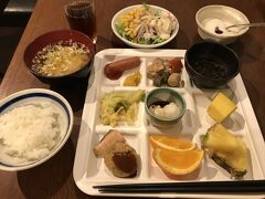 ホテルでの朝食。
ビュッフェなので、ついつい取りすぎてしまいます(笑)

沖縄っぽい、ジーマーミ豆腐やもずくも食べました！