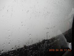 サドルロードを進むと、雨の多いヒロ方面からの風に乗って雲がやってきます。

Mauna Kea Access Rd, Hilo, HI 96720 アメリカ合衆国

雲の上までは雨です。