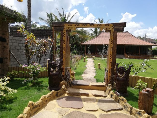 ポンドックピタヤは、サーフィンだけでなく、ヨガを楽しみにステイする方も沢山いましたよー。<br />ホテル内にも、海を見ながらヨガをするスペースや、写真のようなところでヨガをする人も！（写真のゲートの奥の建物です！）海の近くの建物は写真撮り忘れたー。でも海を見ながらのヨガは、とても気持ち良さそうでしたよ。