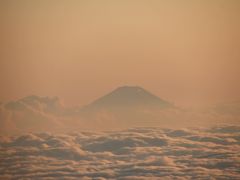 函館から羽田に向かう機上から
夕方の茜色に富士山がボウッと浮かび上がりました。