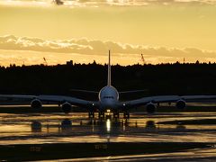 成田空港の第１ターミナルの展望エリアで時間をつぶしていました。
あいにくの雨でしたが、しばらくすると雨が上がり、雨に濡れた滑走路に夕日が照らし出しました。
写真はエミレーツ航空のＡ３８０です。