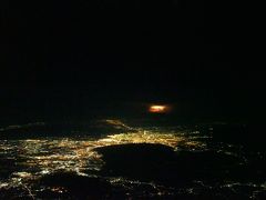 成田を出発。
しばらくするとマニラ上空にさしかかりました。
雷雨らしく、街明かりの上の雲に雷光が反射して光っていました。