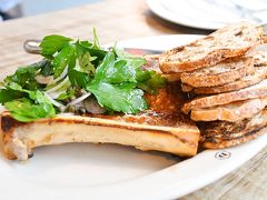 Lunchは、スカイ・タワー近くのバーでいただきました。
写真のメニューは、何と邦訳すると「骨髄サラダ」！(°0°)
野菜がたくさんあると思ってオーダーしたのに、よく焼けた骨髄がメインでした。苦笑