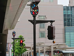 翌日は、徳島線で大歩危駅をめざし、祖谷のかずら橋に行きます。特急「剣山１号」に乗るため早朝に駅へ向かう。駅前の信号機も阿波おどりの飾りがあります。