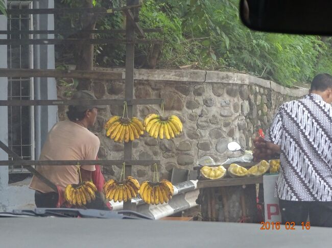 街中でバナナを売る人の様子です