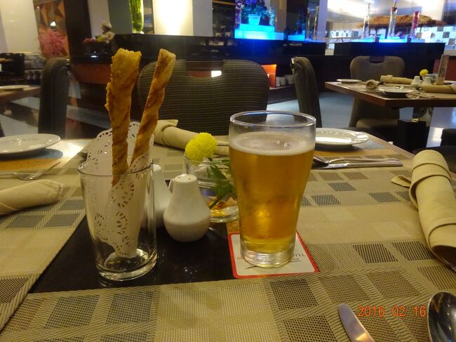 ビールを注文したらスティック状のパンがサービスで付いてきました