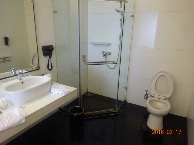 ホテルの様子を紹介します　これはトイレとシャワルームです