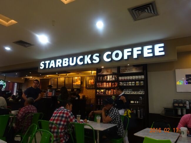 空港内のスタバで休憩です