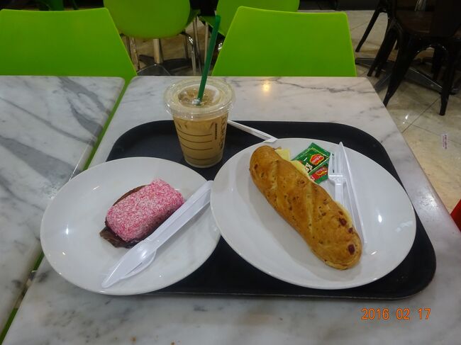 スタバでコーヒーと美味しそうな餅菓子とパンです