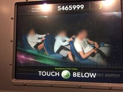 午後にはメンテナンスが終わったので、SpaceMountainに乗りました。
このSpaceMountain、縦に1人列の乗り方というだけでとてもスリリングになっていて、正直うちの子供にはよくなかったです、つきあわせてごめん。