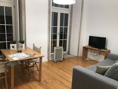 ポルトガルでの宿はホテルではなく、アパート。
駅から宿のオーナーに電話したら、迎えに来てくれました。
駅から3分。便利。しかも、うるさくない。いい場所でした。
写真はリビング。