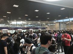 入国審査。ここも物凄い混みようでした。
でもさすがにプライオリティは発揮しません(笑)
しかし、日本人を全く見かけず。有名だけどマイナーな国というのは本当なのかな。