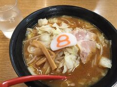 お腹が空いていたので、駅構内でラーメンを。
金沢といえば、「8番らーめん」。
とりあえず、定番を抑えます！（笑）

野菜たっぷりで美味しかったです(^-^)

ランチの後は、ホテルへチェックインし、レンタカーを借りて白川郷を見に行きます！