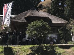 男鹿地方の典型的な曲屋（まがりや）民家の男鹿真山伝承館では、男鹿真山地区で大晦日に行われるナマハゲ行事についての解説の後、ナマハゲ行事が忠実に再現されます。
観光客がなかなか見ることのできない大晦日本番を体感できる施設です。
