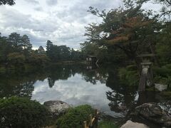 2日目は、朝から兼六園へ。
金沢へ来たら、ここは外せません！
路線バスで向かおうと思ったら、長蛇の列だったので、金沢駅からタクシーで向かいました。
時間を有効活用するために、開園と同時の8時到着。

霞ヶ池
水面に映る庭園。
さすが日本三名園の兼六園です。