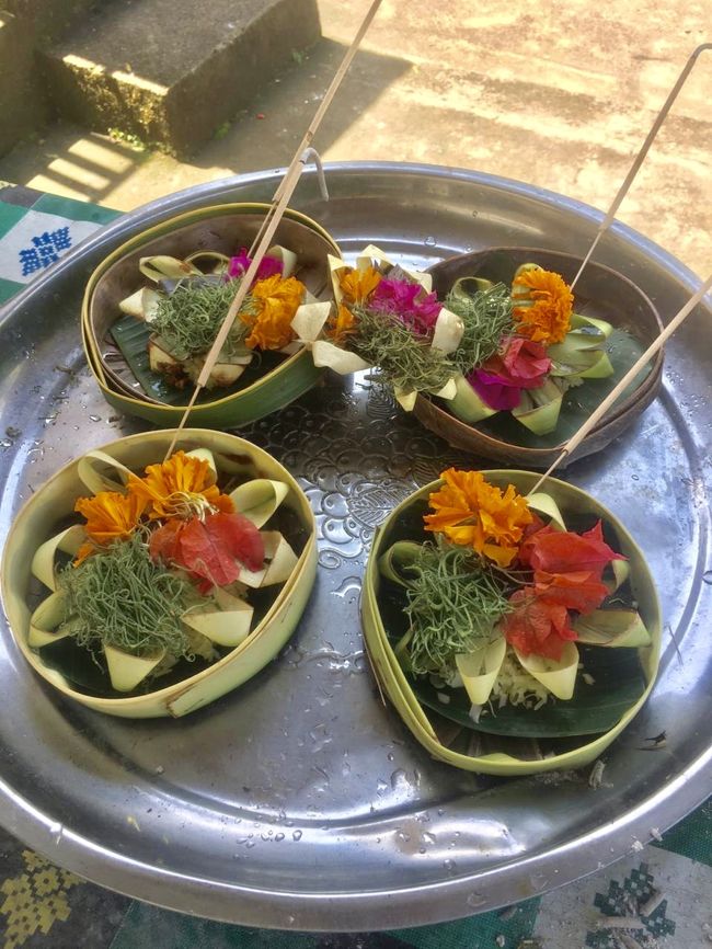 祈りを込めてお供えします。