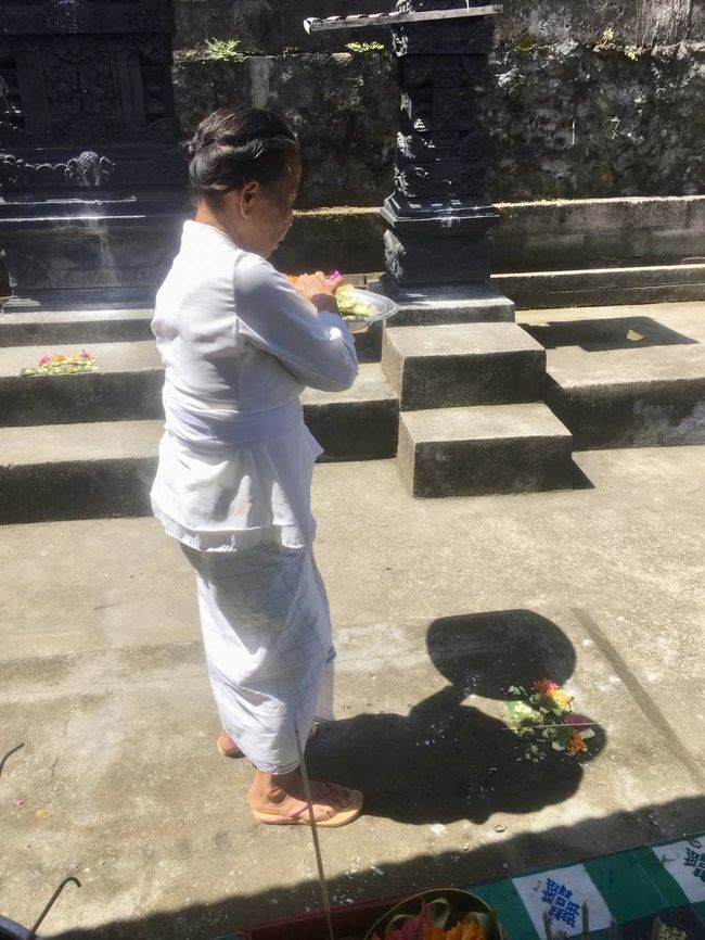 祈りを込めてお供えします。