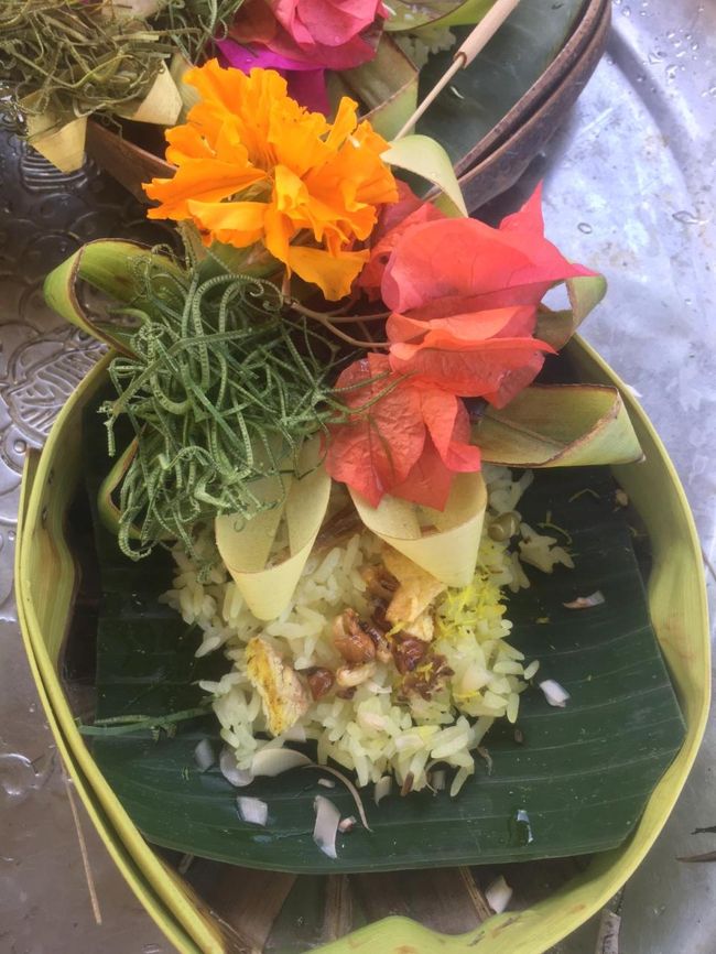 祈りを込めてお供えします。