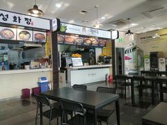Uスクエアとは光州総合バスターミナルの愛称です。
新世界百貨店が入っていて、非常にきれいなバスターミナルです。

フードコートがあったので入ってみました。
