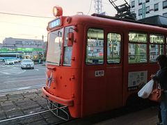 レトロな伊予鉄の路面電車は、後払いの１６０円均一料金です。