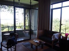 二日目の宿は、シギリヤにある「ヘリタンス・カンダラマ」。
よく知らんがジェフリー・バワという世界的な設計者が作ったホテルらしい。
とにかくこんな自然のど真ん中に、よう作ったなという感動レベル。
シギリヤに泊まるなら、少し値はあるけど絶対おすすめ。
