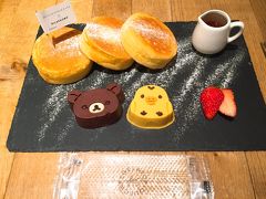 "リラックマとキイロイトリのリコッタチーズパンケーキ"を注文しました。　リラックマとキイロイトリはプリンになってて、美味しく頂きました。　なかなかSNS映えするメニューでした!