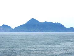 太平洋上に浮かぶ亀山島とよく見える。