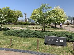 アーケード商店街を抜けると「湊川公園」が広がります。
かつて公園内には高さ90メートルの「神戸タワー」が存在し、東洋一の高さといわれたそうです。
跡地にはタワーを模したカリヨン時計塔が建っています。