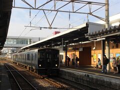 延岡駅から宮崎方面への２両編成の普通電車に乗り換えます。
この駅からは学生なども結構乗ってきて、２両電車の座席はほとんど埋まりました。