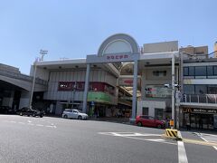 落語で大笑いした後は、アーケード商店街巡りの続きです。
湊川公園から一段下がって「湊川商店街」入口に来ました。
この下には湊川公園駅があります。