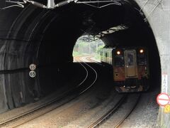 駅からそんな離れてない所で撮り鉄。線路沿いに九&#20221;へ行く道路が通り、そこに数地点お立ち台がある。もうちょっと先に良い場所があったのを、帰国してから知った。