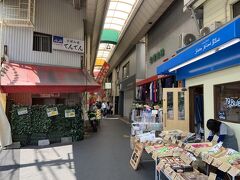 神戸の台所「東山商店街」の入口です。
このあたりから人で混雑してきます。
