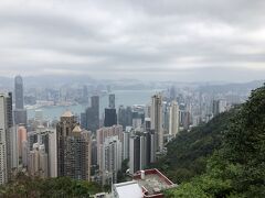 最終日になりました。4月2日（火曜日）
「ホテルの周りのにおいが気に入らない。」
「日本のご飯が食べたい。」
と、文句を言っていた子供達も、最終日はいつも「帰りたくない。」と言います。
やっぱり旅は楽しいよね～。

フライトまで時間があるので、荷物をホテルに置かせてもらって、タクシーでビクトリアピークに行くことにしました。
20年前も絶対に行きたい、と思っていたのに旦那（そのときはまだ結婚してなかったけど）が体調を崩し、泣く泣く断念。

今回も結局行けないかな～、と諦めかけていたのですが、ピークトラムにこだわらなければタクシーなら安いし速い、と気づきました。
西營盤のホテルからピークまでタクシーで20分程度で70ドル。安い！！

ピークからの眺めは･･･、20年間憧れていた香港そのものでした！！！
