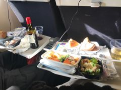 羽田空港からエールフランス航空直行便で、華の都パリまで。
エールフランスのクルーさん達は、気前が良いのか
ワインやコニャックやらどんどんサービスで持ってきてくれます。
シートも無料で、ちょっと広いシートにグレードアップしてくれました。
目が合うと、ウィンクしてきます。笑
そのためパリに着く前から、すでに私のテンションも上がってきてました。