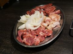 サガリ、ホルモン、ラム。それにタマネギ。

北見では、焼肉の肉に下味をつけないのが一般的。
北見は周辺の農畜産物が集まる拠点で、新鮮だからだとか。
あと、つけダレに使うタマネギなどが美味しいからだとか。
