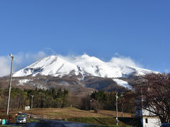 天気は快晴。岩木山がとてもきれいです。
山好きとしては絶好の登山日和ですが今回は我慢。
弘前城へ向かいましょう。