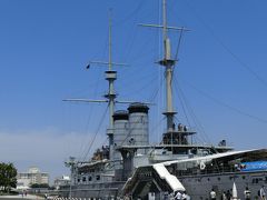 お昼過ぎ、三笠公園に到着しました。
快晴の空の下、世界三大記念艦「三笠」の勇姿です。
見学をしたいところですが、今日の目的は【猿島】。
12：30のフェリーに乗るため、乗船口に並びます。

この「三笠」の船首は皇居の方角を向いているそうです。

世界三大記念艦・・・じゃああと二つは？ガイドさんへの最初の質問はこれ！

******************************
世界三大記念艦の意味
　自国（三笠の場合は日本）の独立を守るための重要な海戦で活躍・勝利をおさめた軍艦のこと
******************************

三笠が活躍したのは明治38年、対戦したのはロシアのバルチック艦隊です。

あとの二つは
イギリスの独立を守るためにフランス・スペインとトラファルガーの海戦で戦った、ヴィクトリー
米英戦争で、劣勢だったアメリカ海軍にあって、イギリス艦を撃破したコンスティチューション
