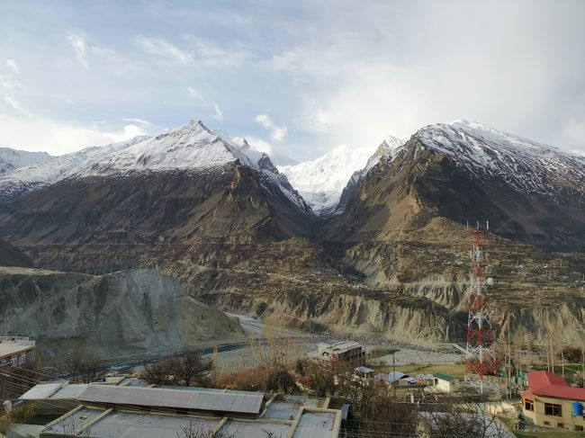 フンザ滞在三日目　3月29日の朝<br />ホテルの部屋前からの眺め<br /><br />気になっていた天気は････悪くはなさそうです。