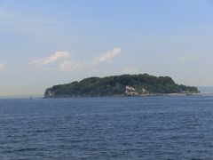 乗船時間は約10分とのことでしたが、あっという間に【猿島】が大きくなってきました。