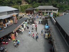 混雑する列車で隣の侯&#21699;駅へ。猫村と、翌日のポイント下見を兼ねて散策。とにかく混んでいる。
15年前に初めて来たときと大違い。