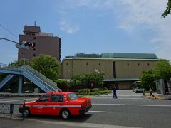 向かいは椿山荘、土曜日だったのでお客さんで混雑していました。