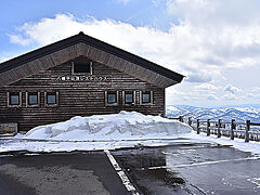 13：00八幡平レストハウスに到着。
観光客で駐車場は結構混雑していました。
若干風が強いが景色は良好です。