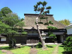 駅から歩いて7分のところに、明治の館という茅葺の屋敷が建っていました。