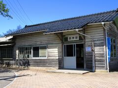 さて、いよいよ能登半島に入っていきます。まずはのと鉄道・穴水行きの列車に乗車。穴水を出ると、次の和倉温泉で多くの観光客が下車しました。この後のバスの接続が考えて、西岸という駅での途中下車。木造のよいムードの駅舎。