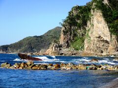 曽々木海岸は約1500年前の海底火山の噴火によって後背地の隆起によって形成されたそう。岩倉山から垂水の滝までの間が名勝に指定され、窓岩ポケットパークという立寄りスポットもあります。