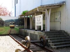 輪島駅に到着しました。以前はのと鉄道が輪島まで走っていましたが、利用者低迷に伴って廃止されました。駅があった場所には道の駅とバスターミナルを兼ねた「ふらっと訪夢」が建っています。ここから宇出津行きのバスに乗り継いで、白米千枚田まで向かいます。かなりの混雑。